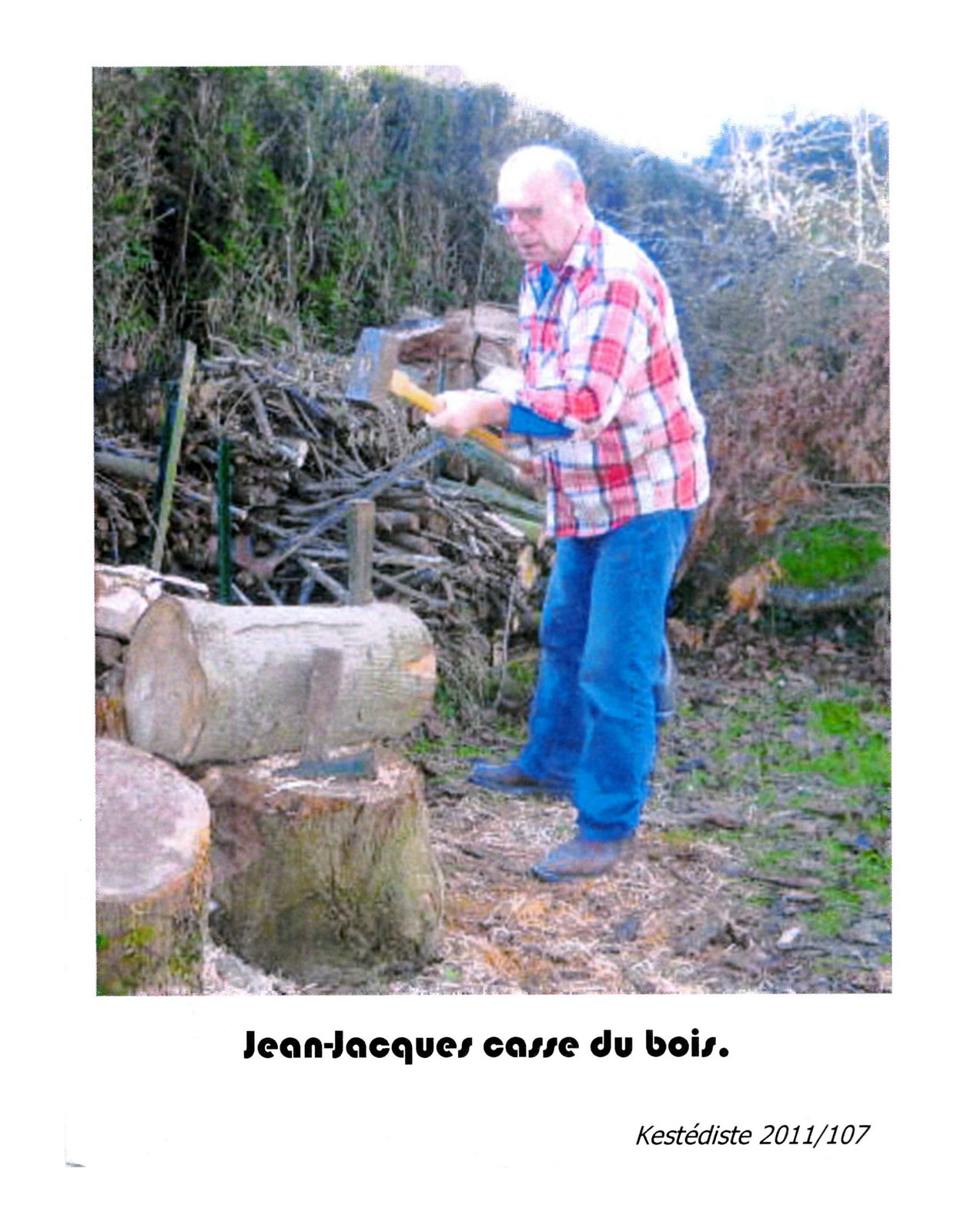 Jean-Jacques casse du bois.